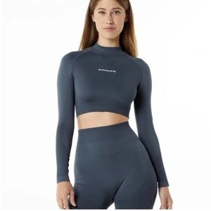 Alphalete - ozone high neck long sleeve crop carbon xs